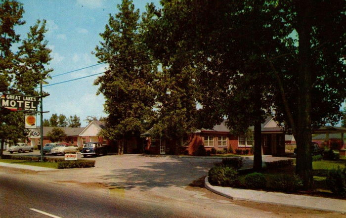Great Lakes Motel - Old Postcard View (newer photo)